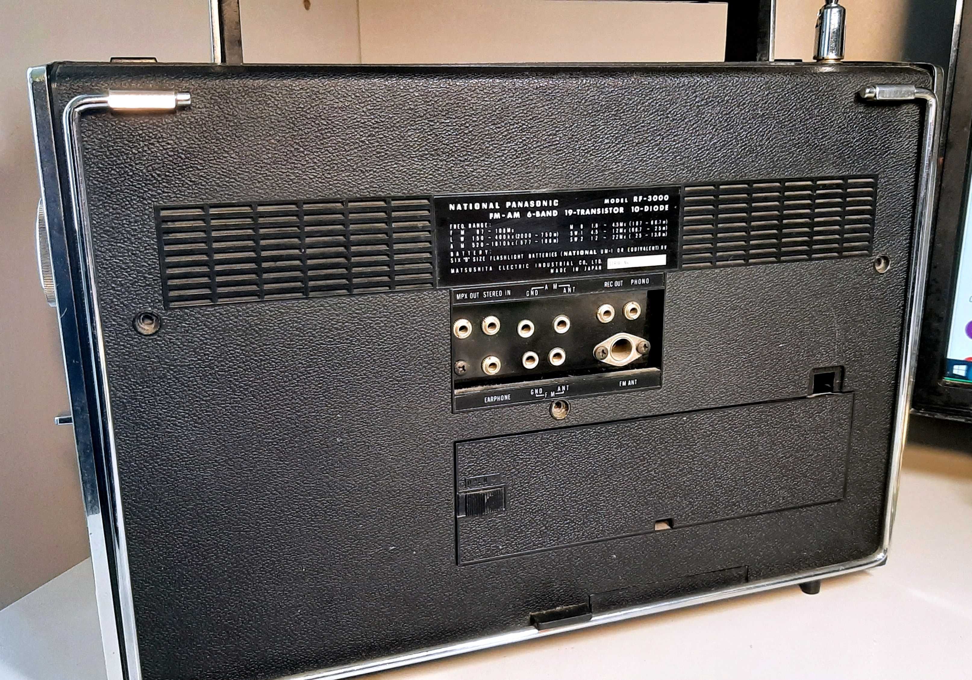 Колекційний вінтажний радіо National Panasonic RF-3000. Мілітарі 1960