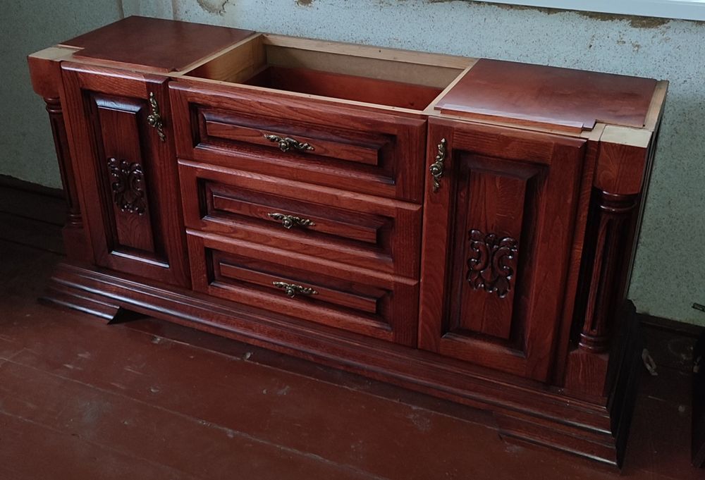 Дубова вітрина та тумба під телевізор в відмінному стані