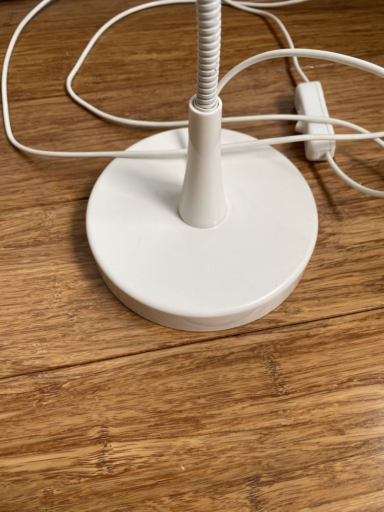 Biała lampka na biurko Ikea