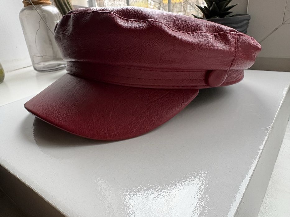 Грловний убір винного кольору