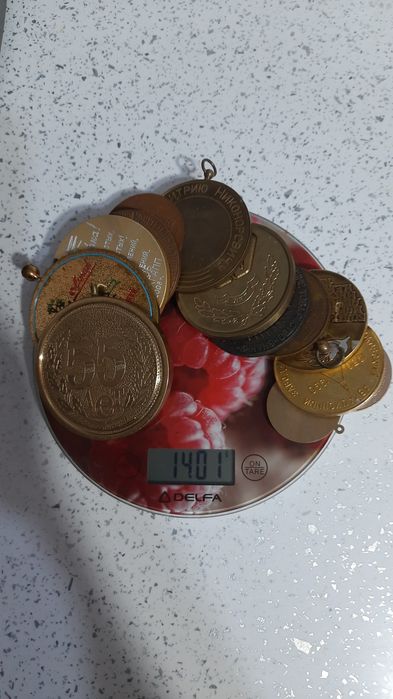 Продам кубок і медальйони.
