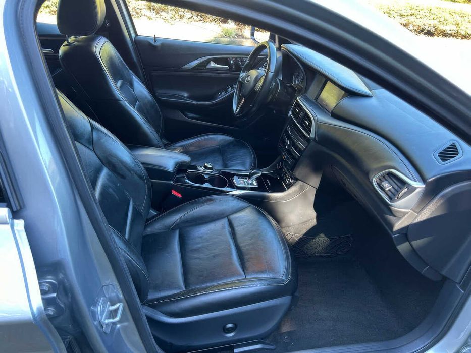 INFINITI QX30 Luxury      2017