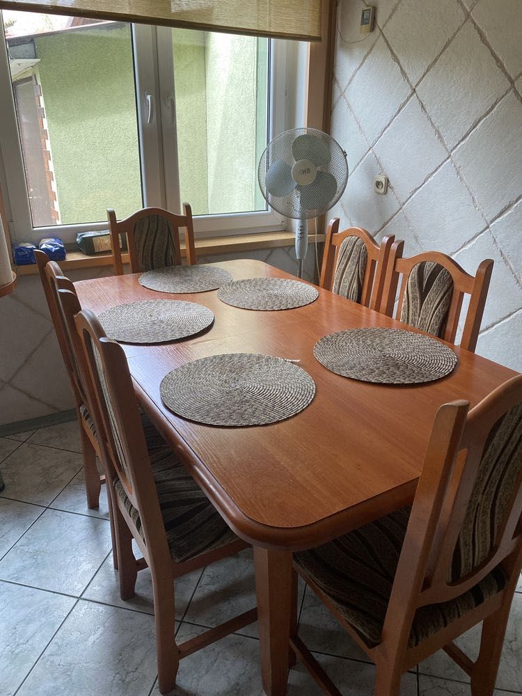 Duży stół z kompletem krzeseł