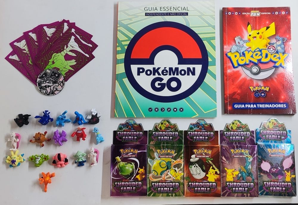 Pack Pokémon (2 Livros Pokémon Go, 5 Boosters, 15 miniaturas, Sleeves)