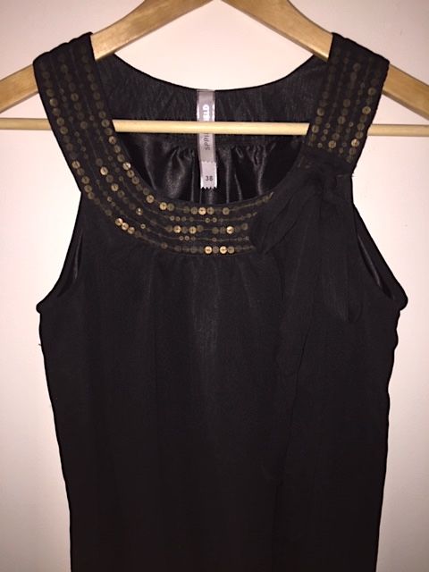 Vestido Leve Muito Elegante - Preto com Detalhes