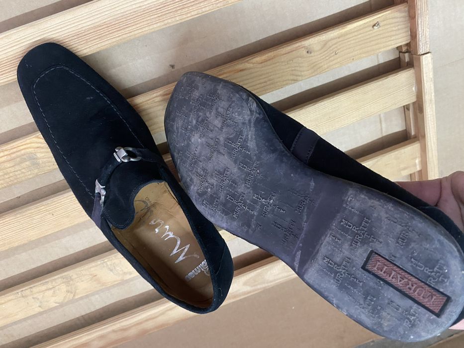 Par de mocassins de camurça pretos com fivelas de metal