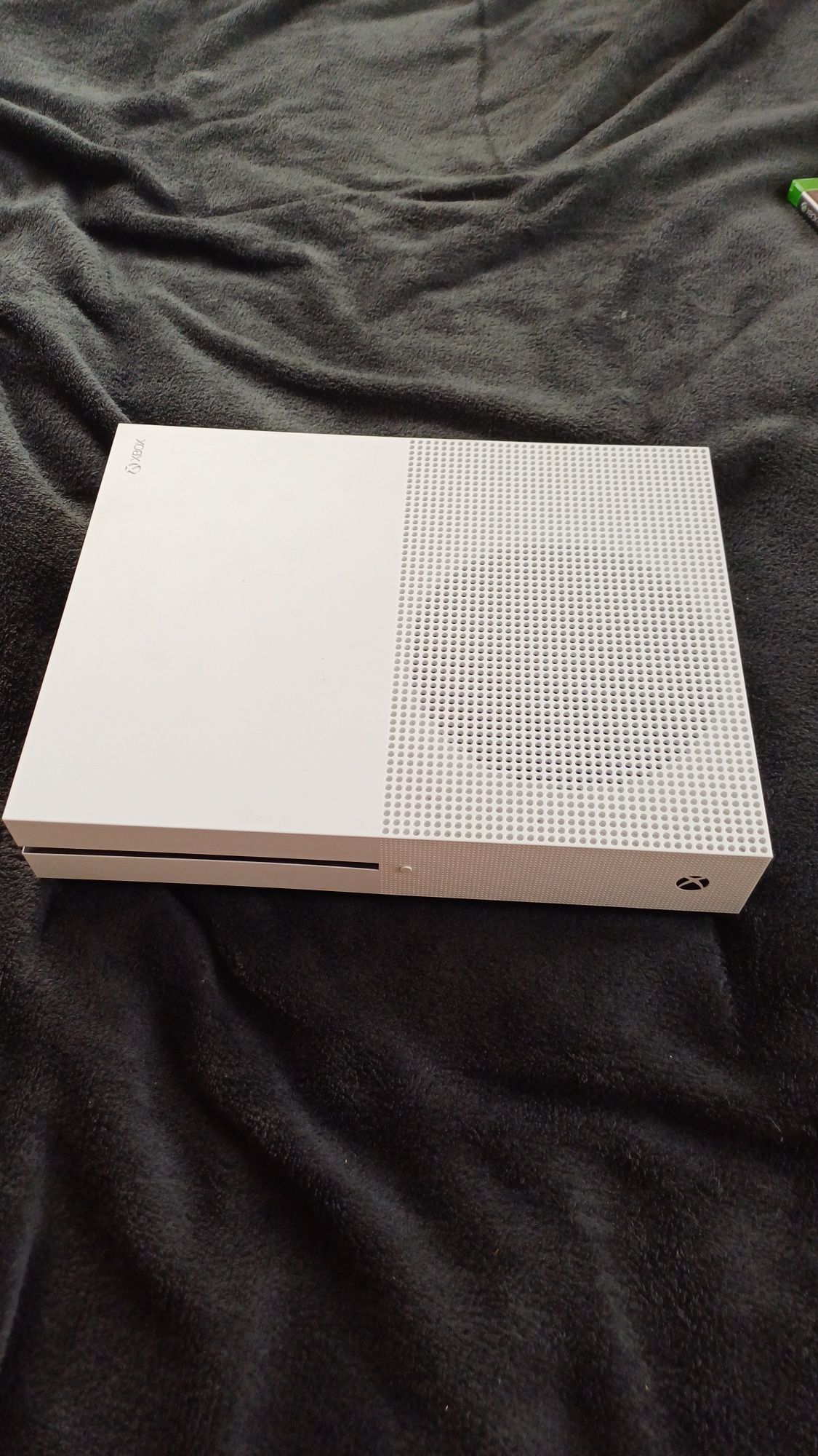 X box one s 1TB z padem, kablami i grami stan bardzo dobry