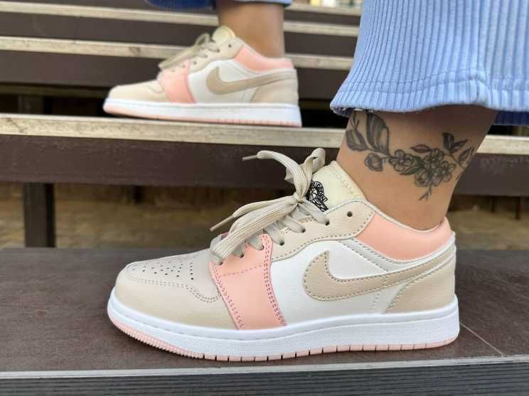 Женские кроссовки Nike Air Jordan Бежевые с розовыми вставками