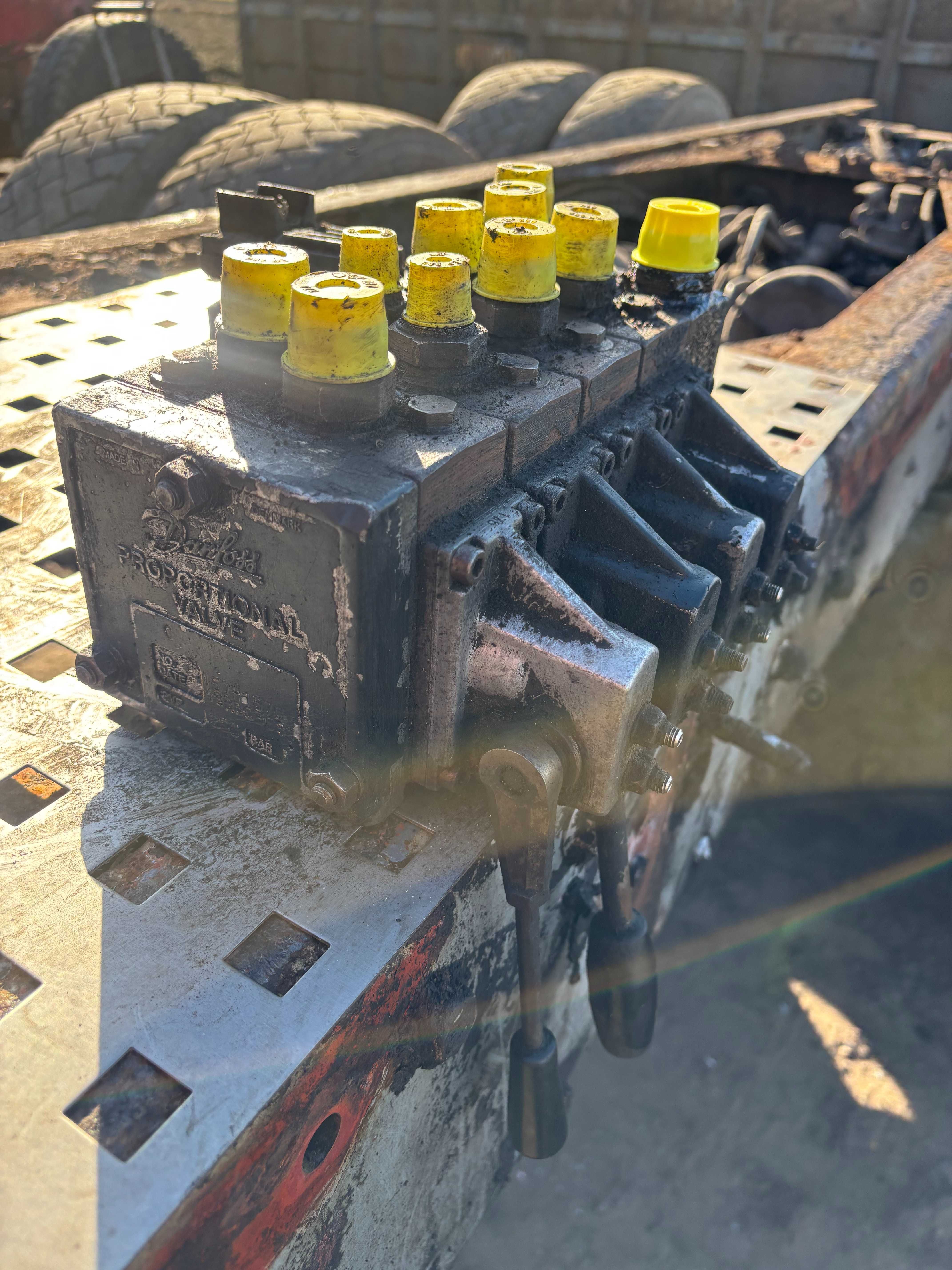 Rozdzielacz hydrauliczny Danfoss 4 sekcyjny HDS
