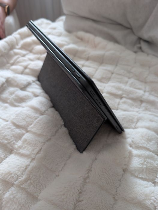 Tablet Lenovo Tab P11, klawiatura, etui magnetyczne, podstawka.