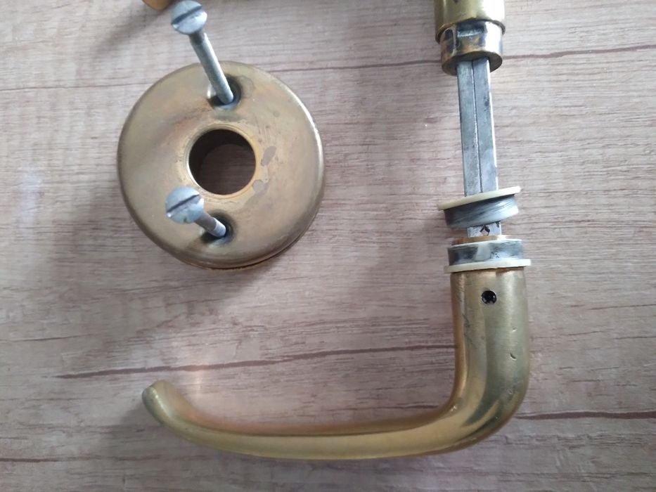 Klamki do drzwi mosiężne.