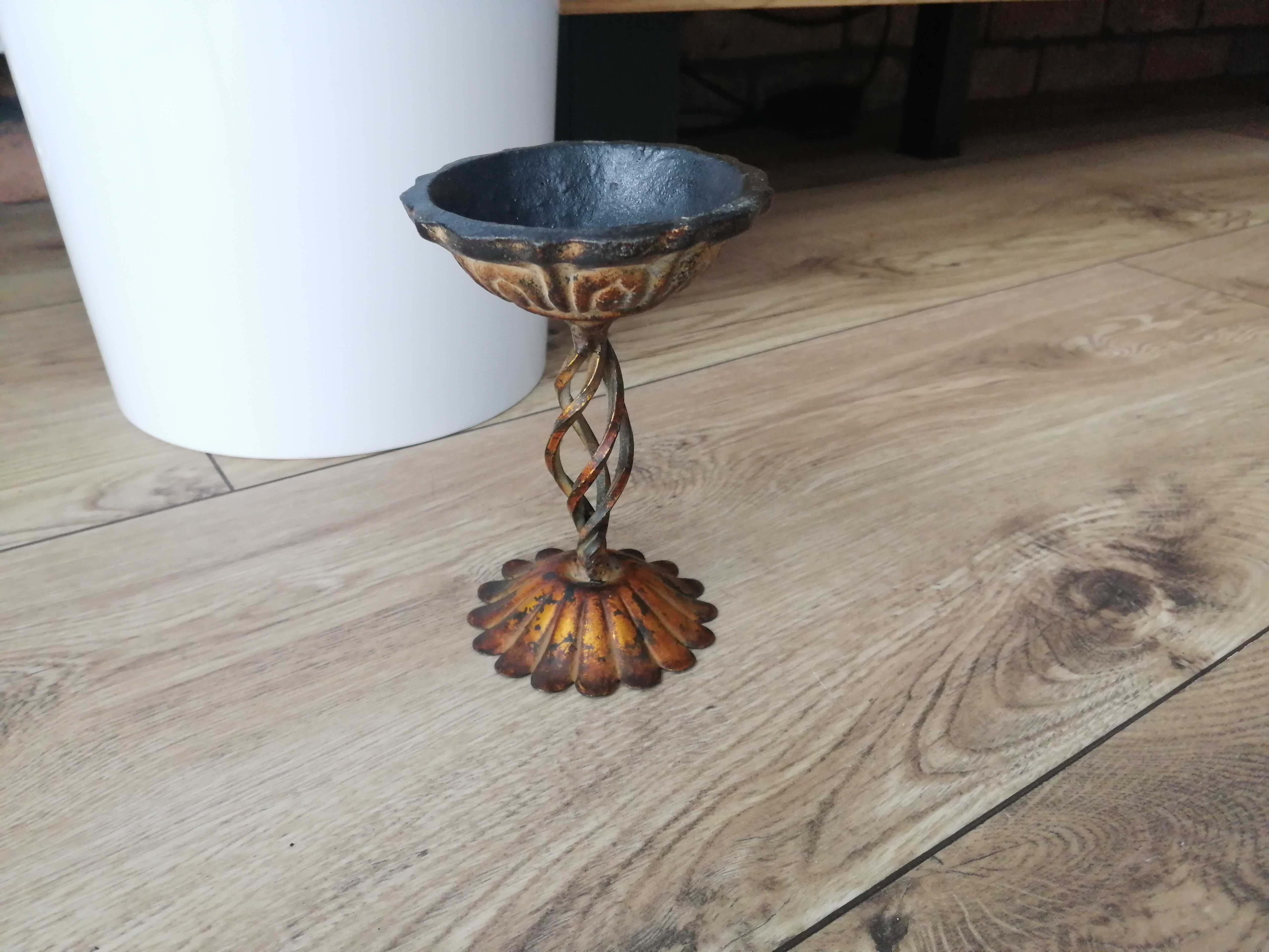 Świecznik metalowy dwustronny 15,5 cm w komplecie ze świeczką