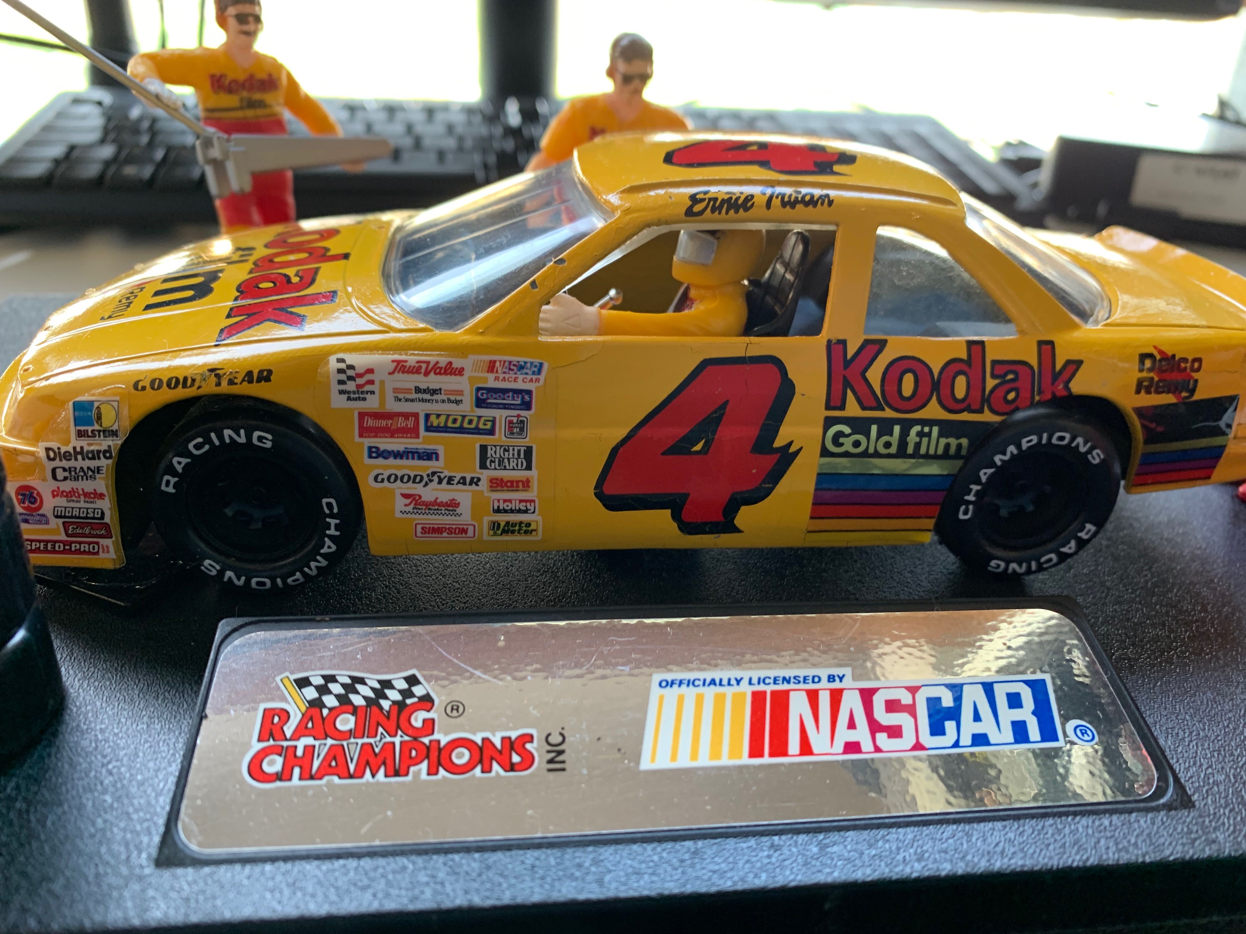 NASCAR carro com miniatura de pitcrew