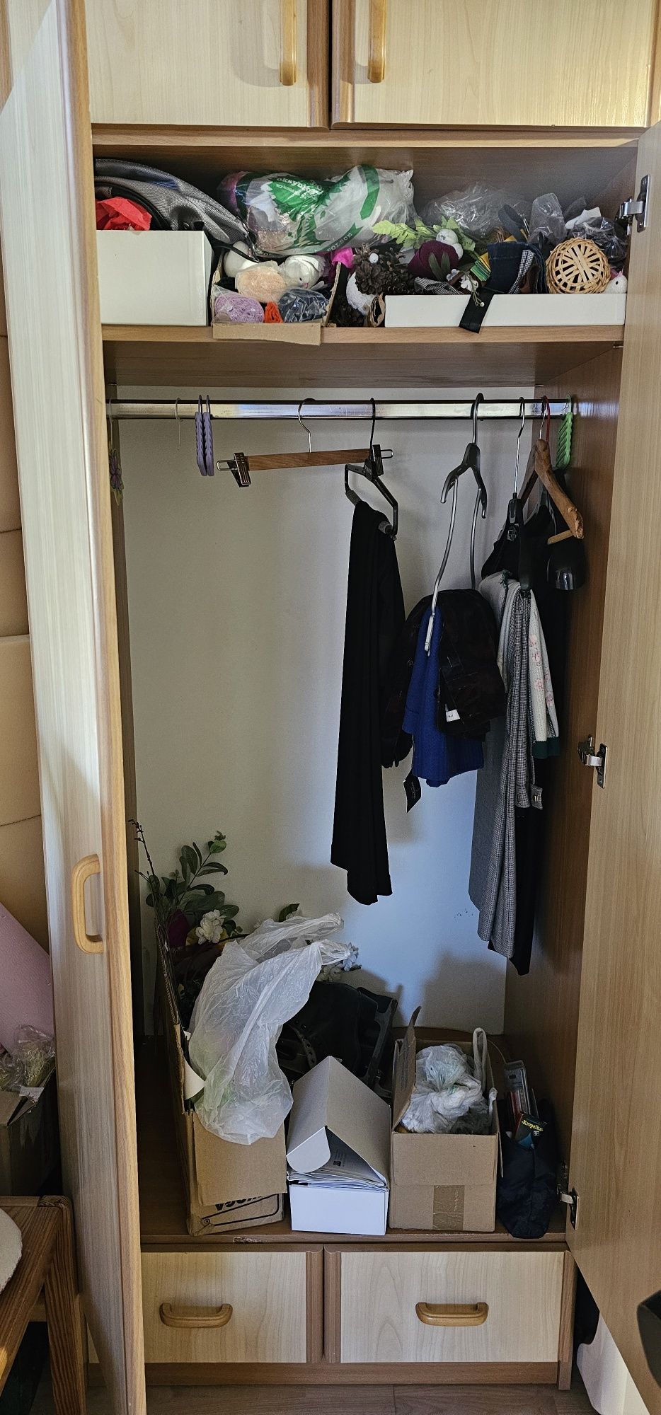 Szafa z płytu w kolorze drewna