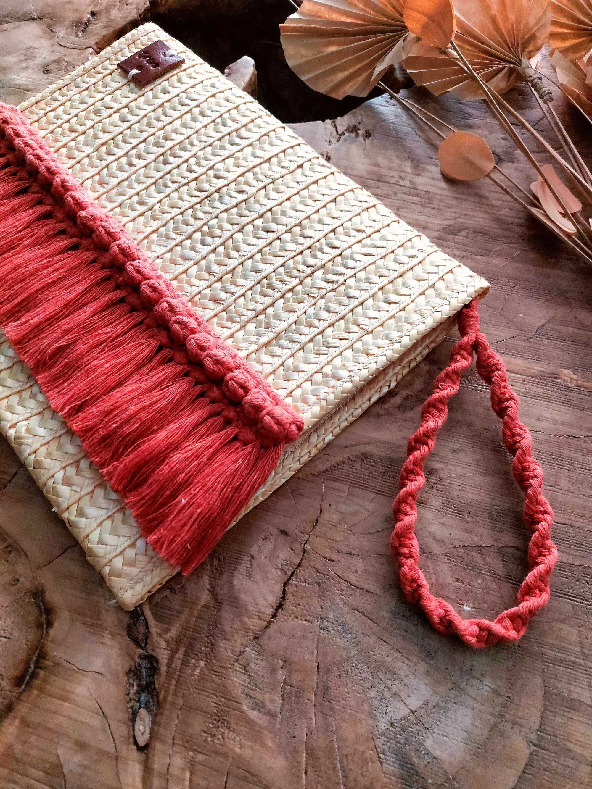 Clutch retangular em palhinha de centeio e macramé