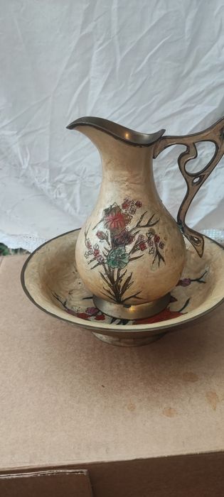 Jarra e prato em  bronze