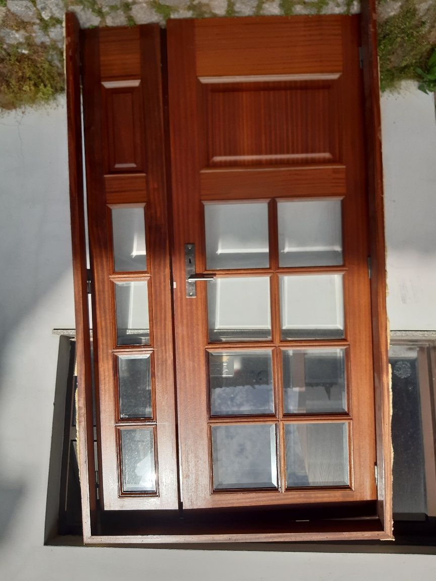 Vendo 2 Portas completas com os Aros em madeira