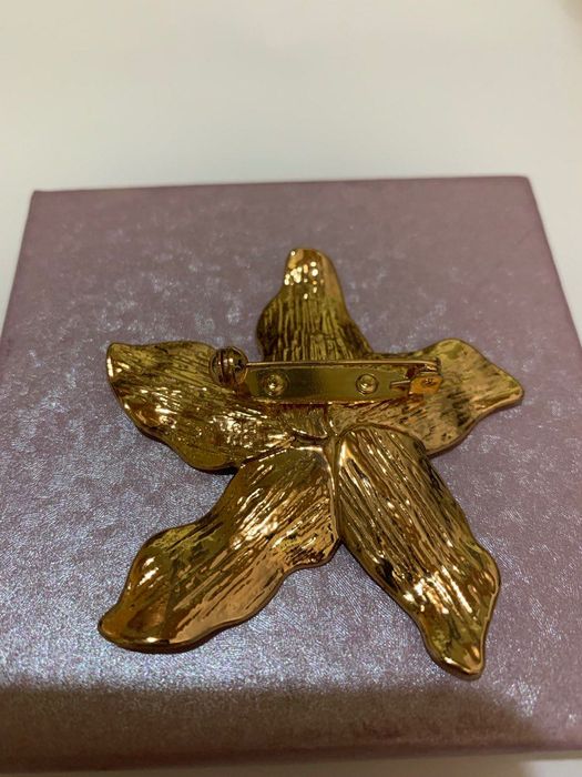 Брошка золотистого кольору у формі квітки Zara.