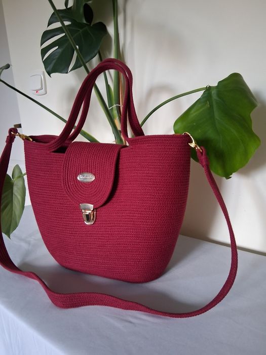 Piekny duży kosz , kolor bordowy.