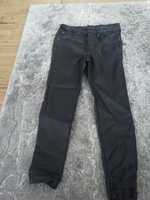 Woskowane, czarne spodnie Reserved 110