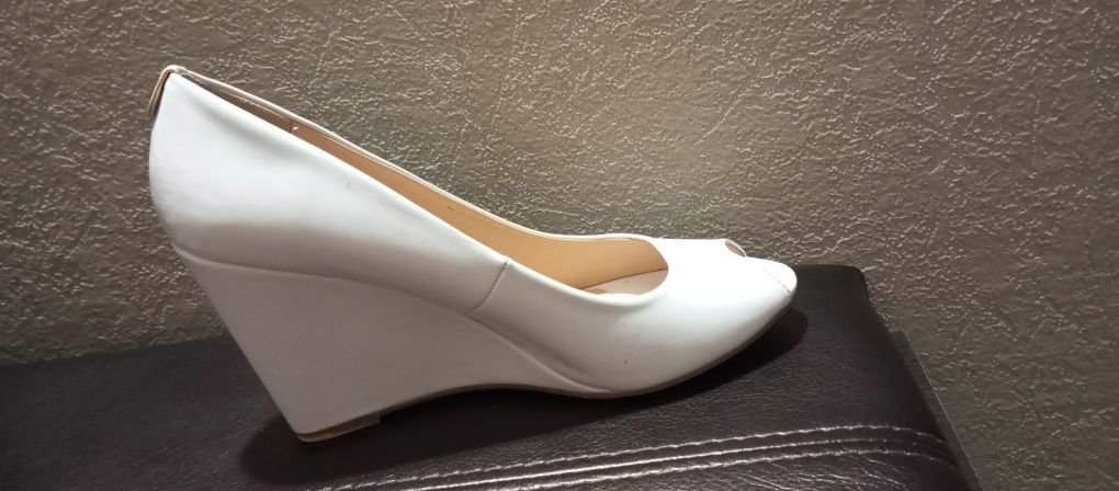 Белые  женские туфли