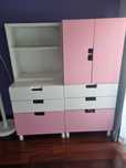 Conjunto de móveIs IKEA Stuva branco e rosa
