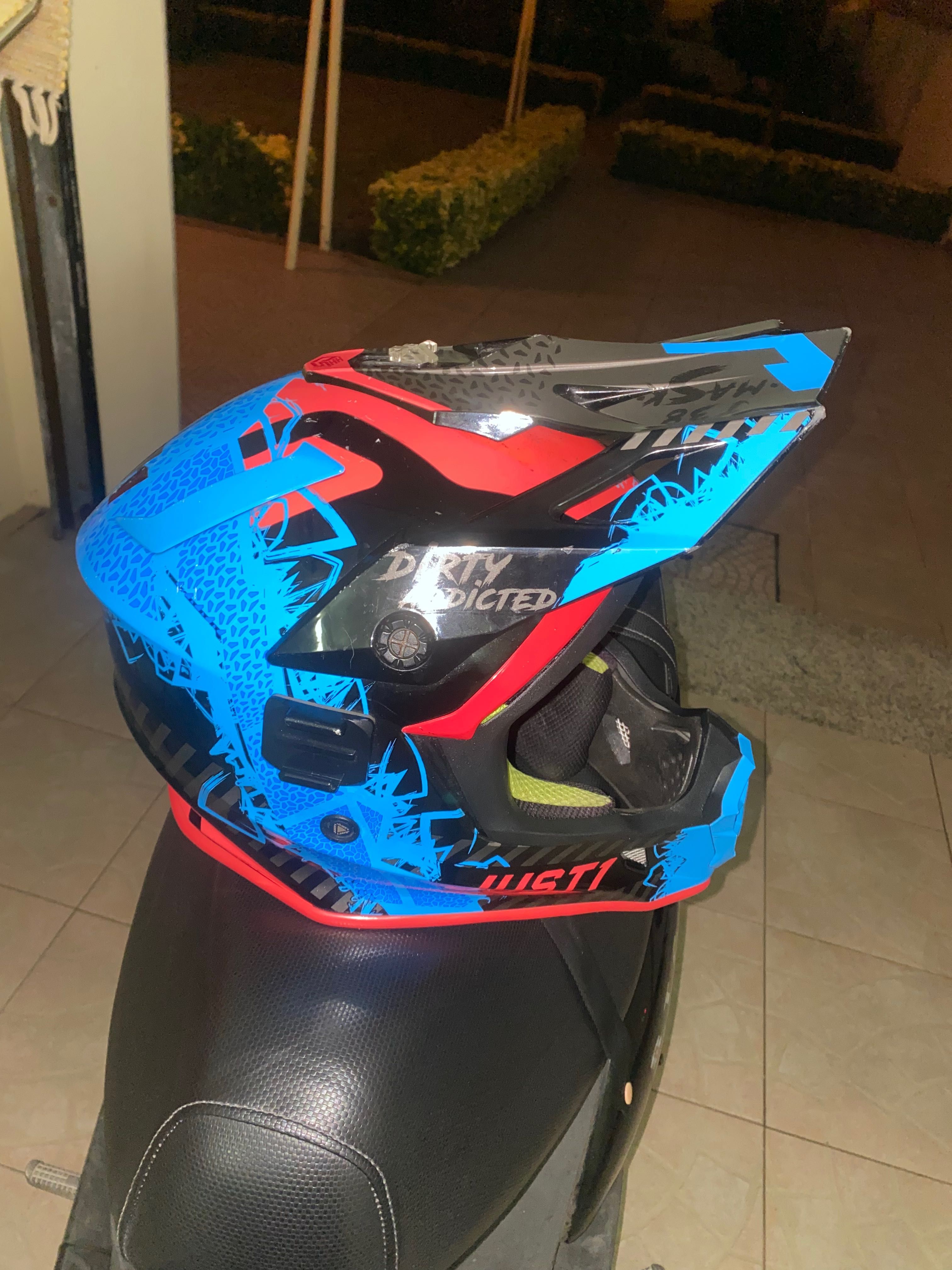 Capacete just 1 de motocross com óculos incluídos em bom estado