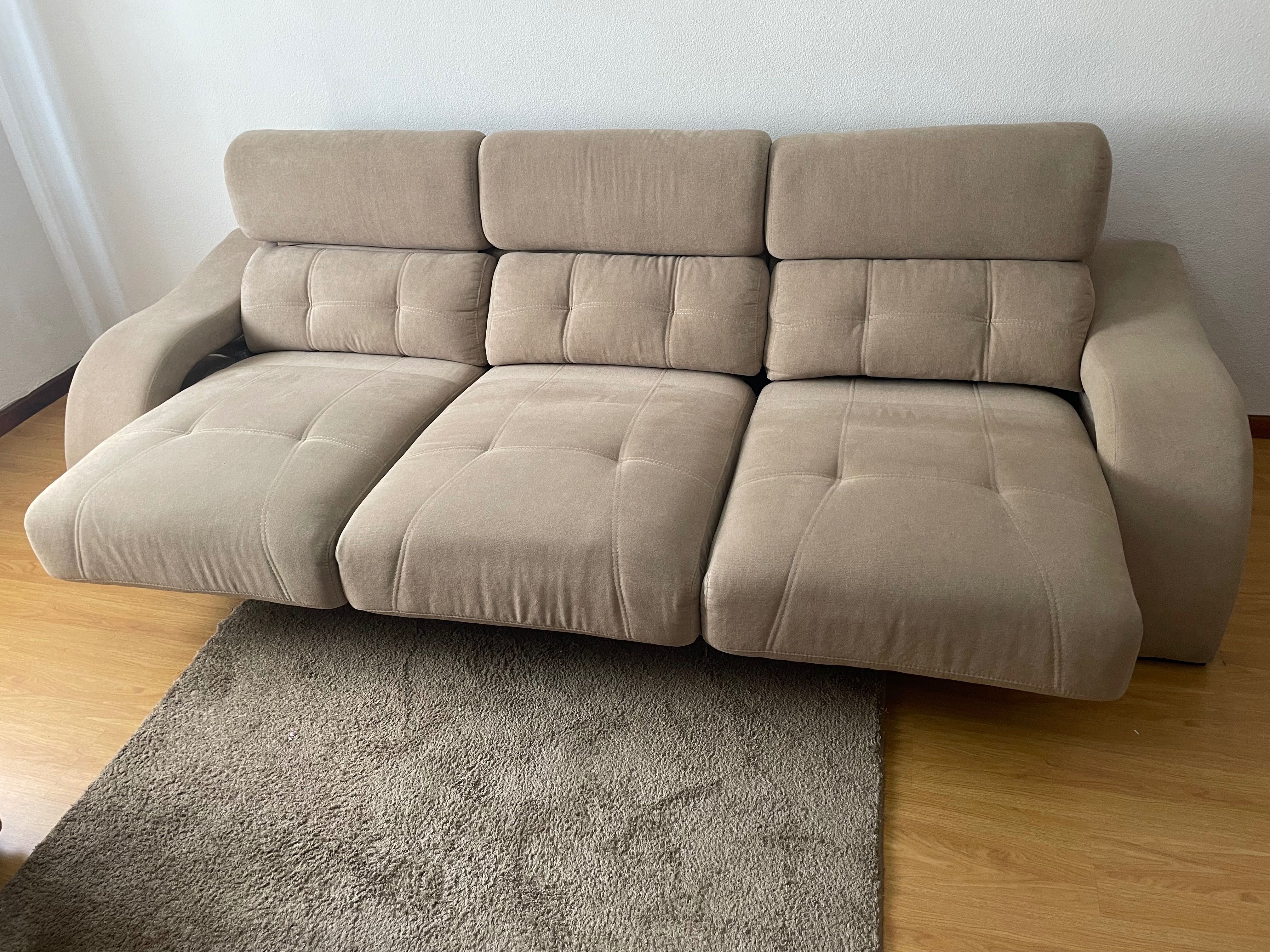 Sofá com chaise long e bancos separados