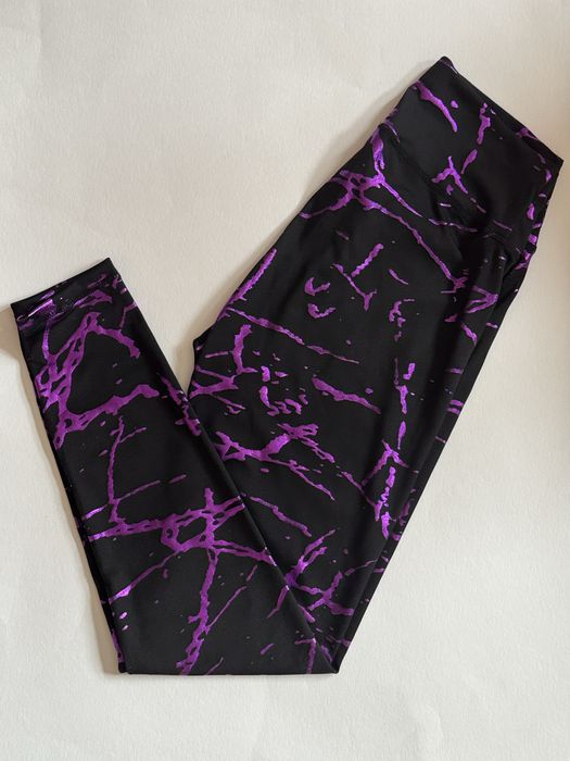 Чорні легінси з фіолетовими вставками