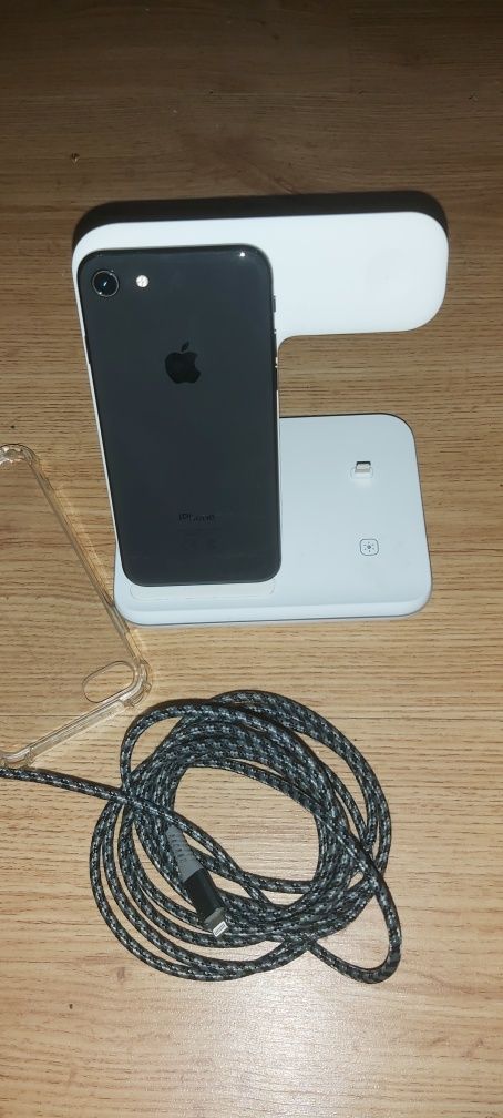 iPhone 8 że stacją dokującą w bardzo dobrym stanie