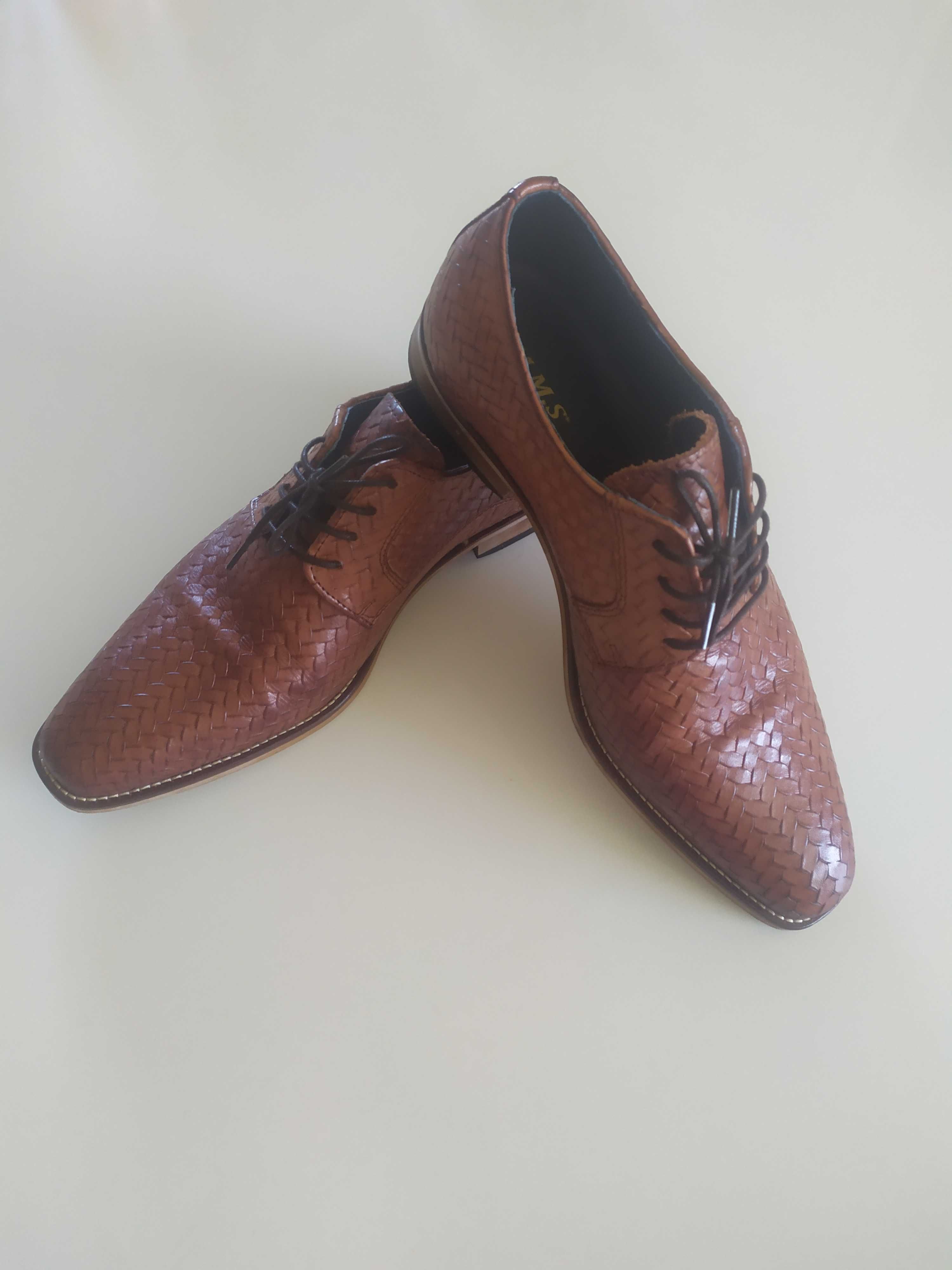 Sapatos em pele como novos