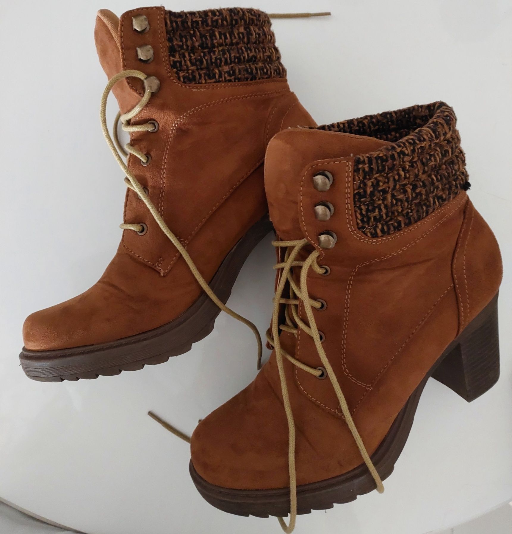 Botas de camurça e borracha