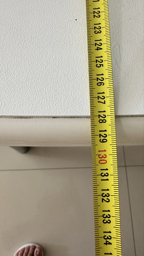 Mesa de cosinha  completa  com cadeiras.
