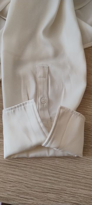 Szykowna, biała koszula z wiązaniem i makietami H&M