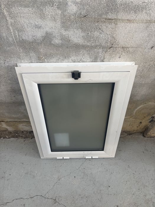 Basculante com 580x801 cm com vidro duplo fosco