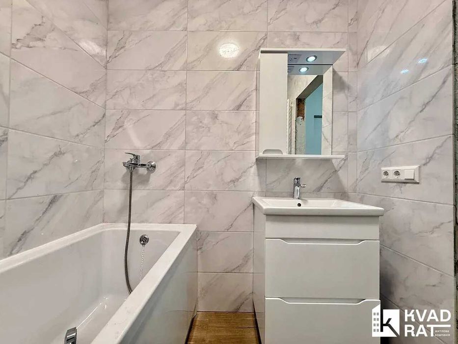 2 кім квартира з ремонтом, центр , 2 поверх