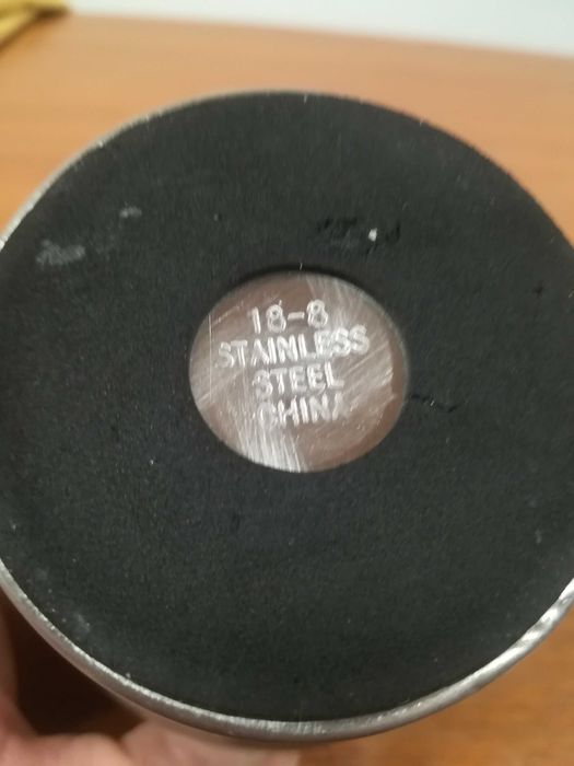 Metalowy kubek termiczny z uchwytem – srebrny