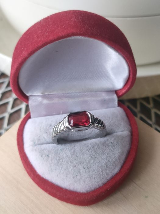 Piękny pierścionek czerwona cyrkonia pierścionek czerwone oczko stal