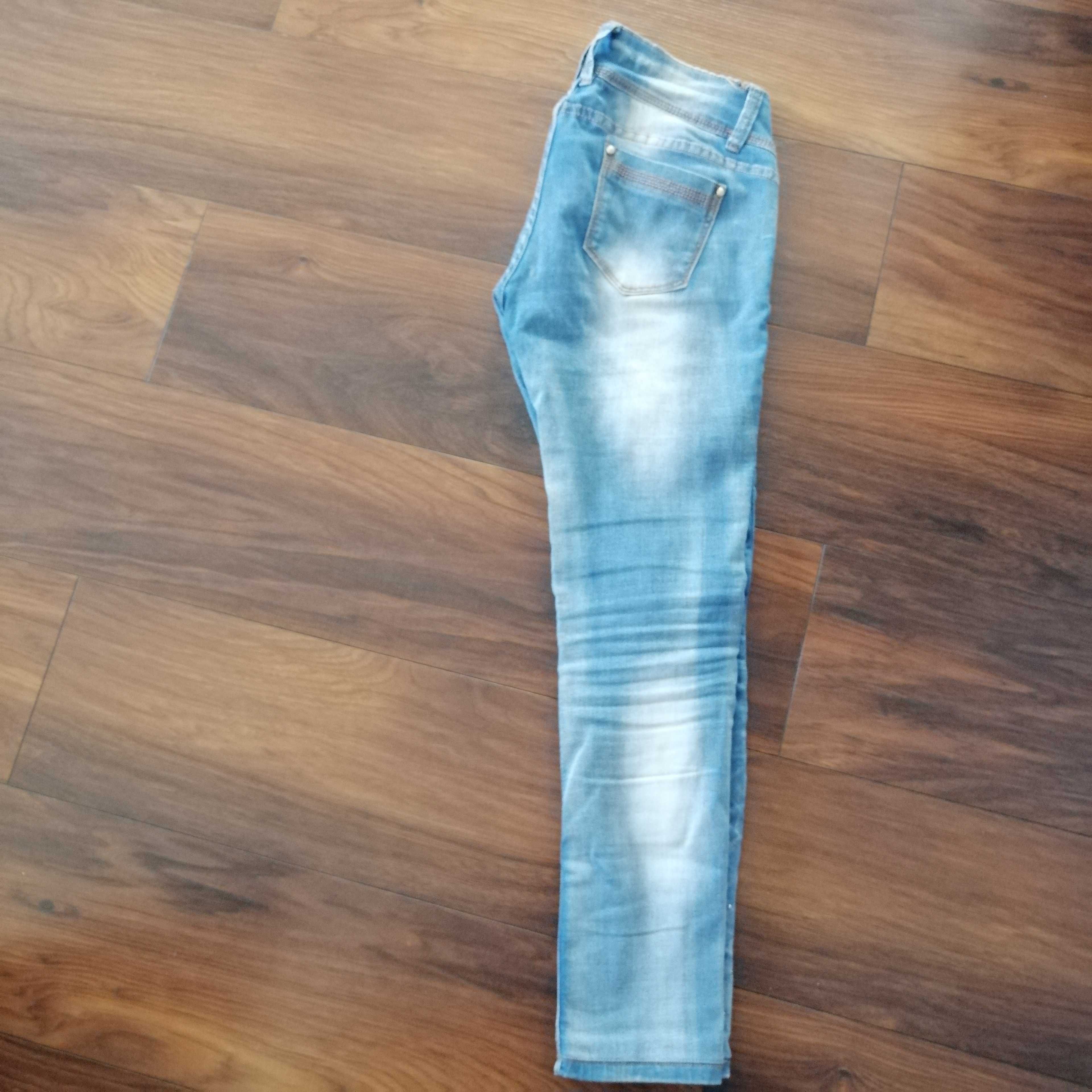 Jeans z dżetami i "dziurami", r. L
