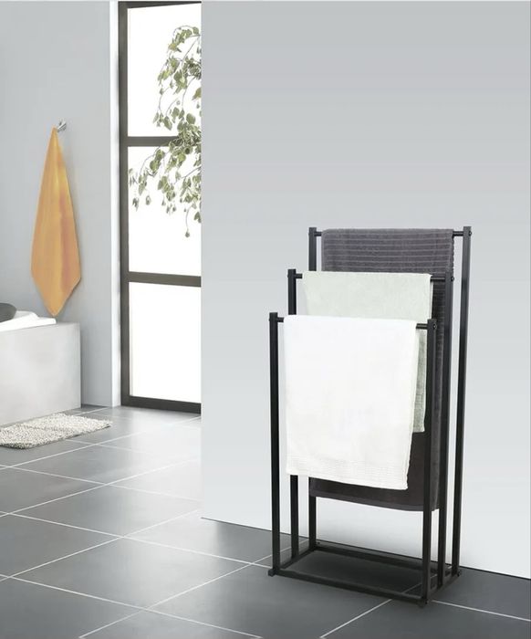 Металева підлогова вішалка для рушників і халатів