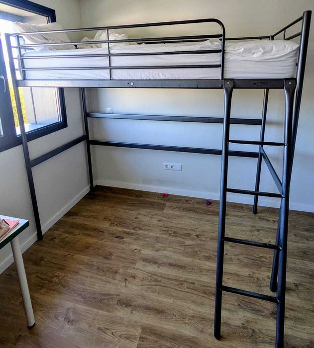 Cama Alta IKEA Svarta Metal Cinzento – Perfeita para otimizar espaço!