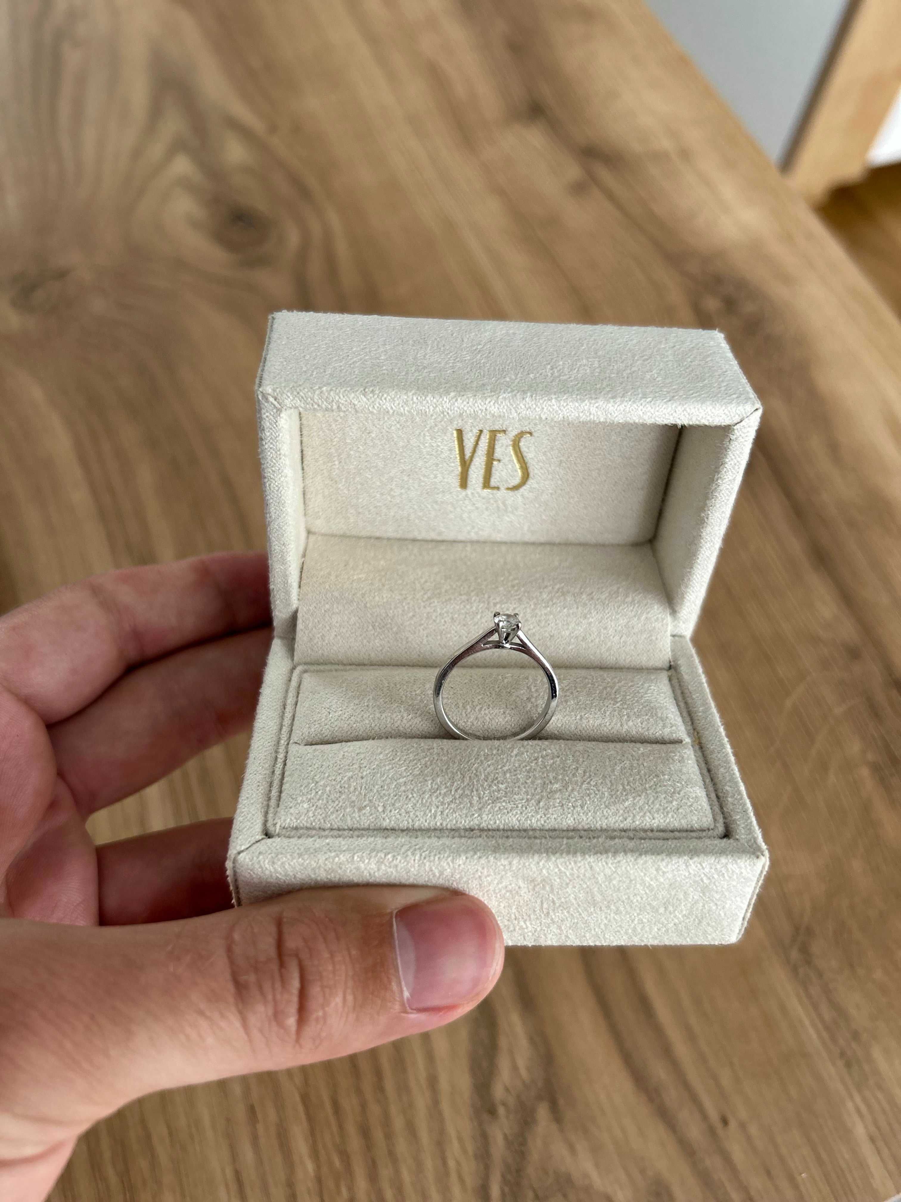 Pierścionek z białego złota z Diamentem Idealnym 0.27 YES Éternel