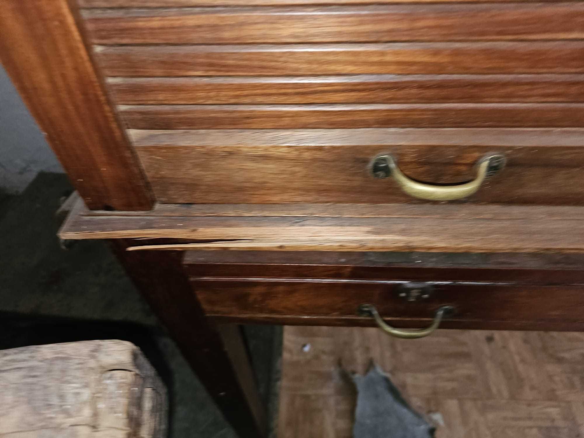 Secretaria antiga com persiana para fechar