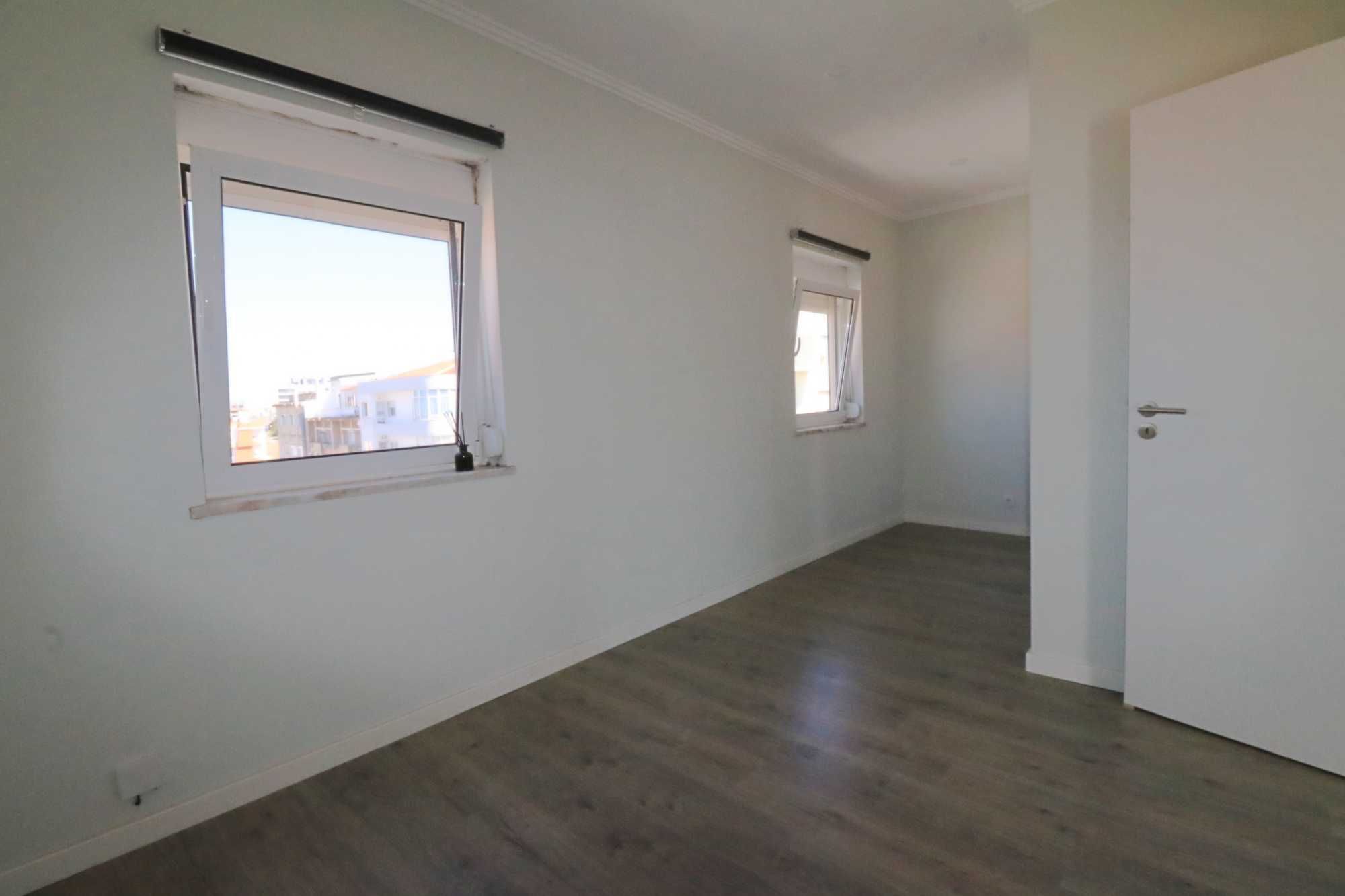 T2 remodelado com terraço panorâmico Seixal