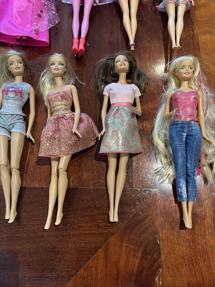 10 barbies com roupa