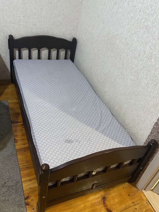 Продам одно спальне дерев'яне ліжко і стєнку
