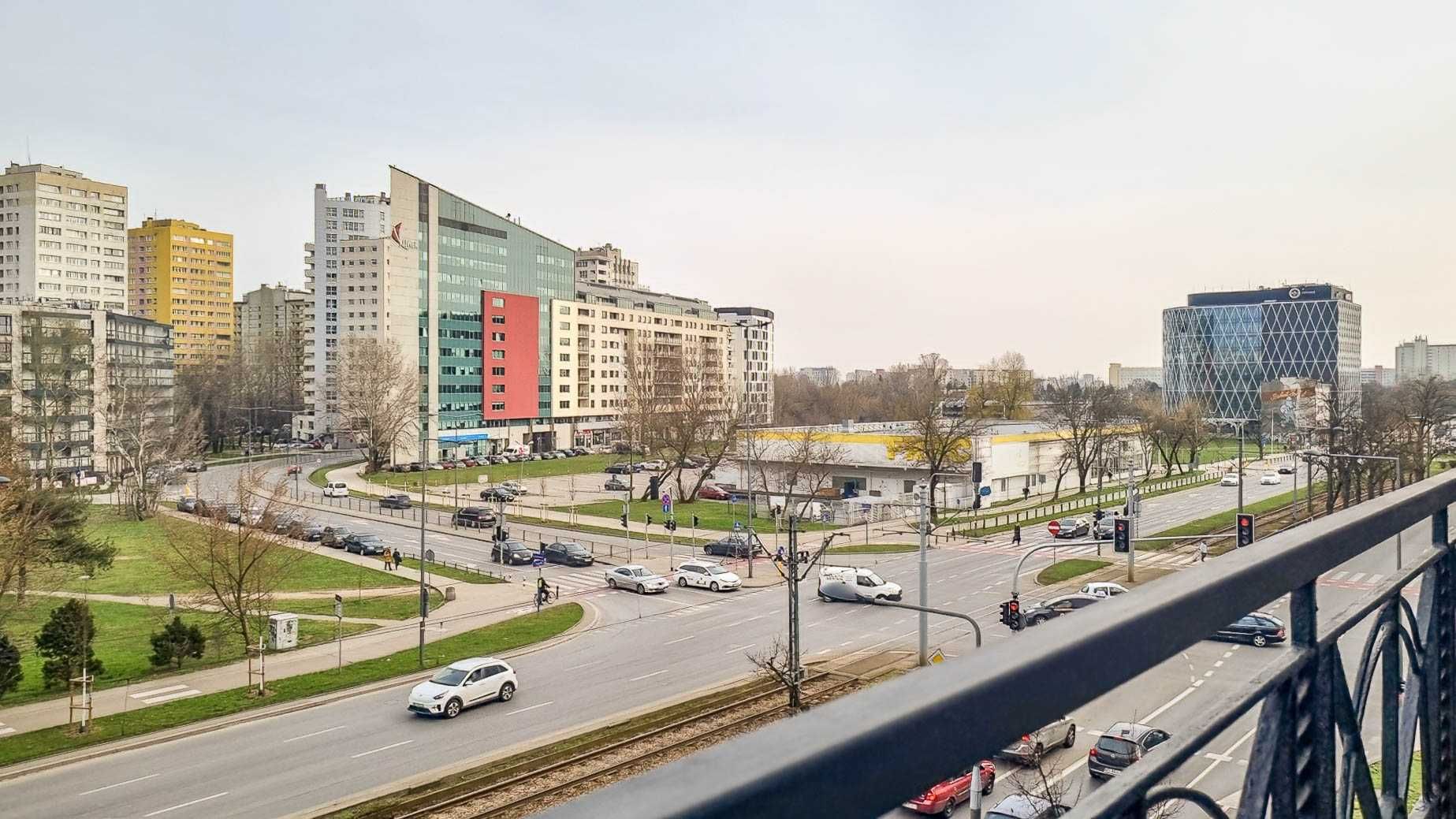 Przestronne i wspaniale nasłonecznione mieszkanie przy metrze!