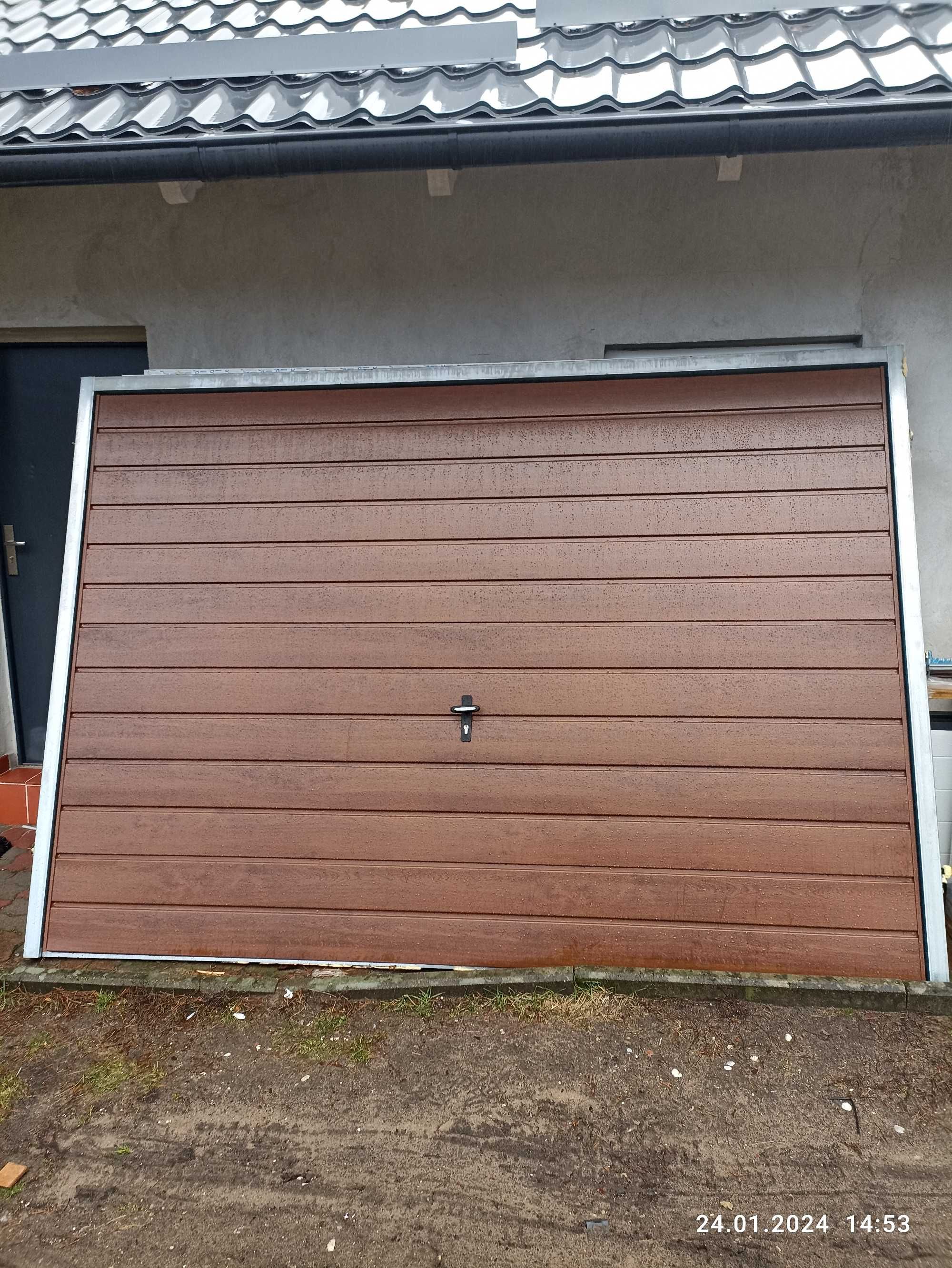 Brama garażowa uchylna Select Wiśniowski orzech