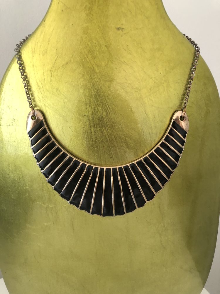 Colar dourado e preto