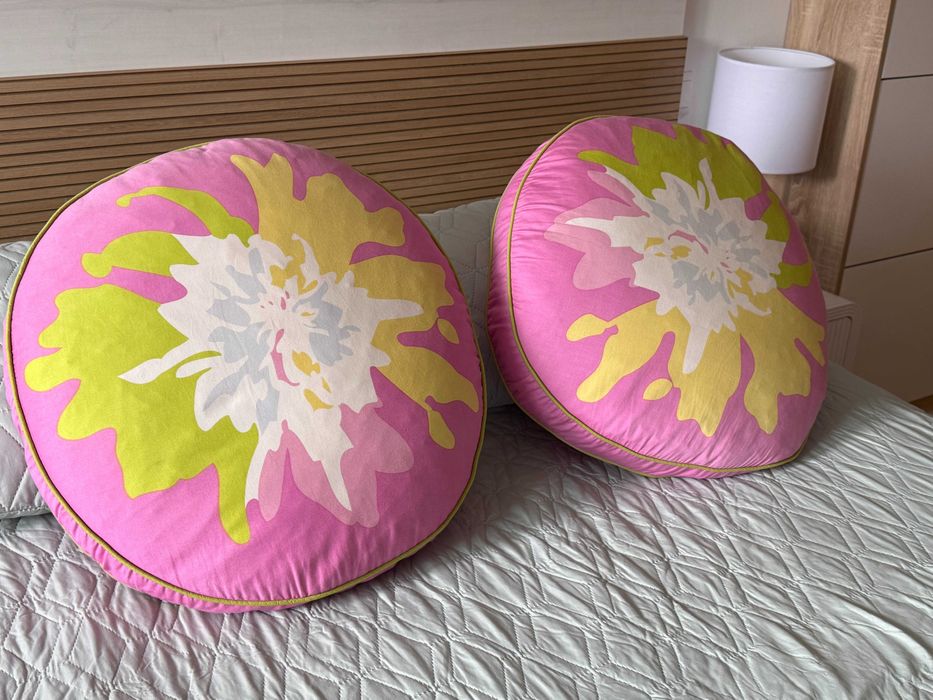 Duas almofadas decorativas com enchimento de penas de ganso